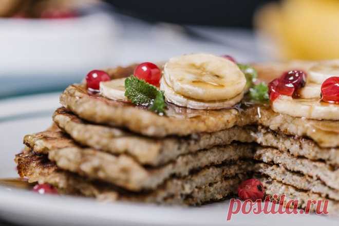 Как приготовить блины из овсяной муки на кефире
Нежные пористые вкусные блины, которые полезнее обычных блинчиков. Рассказываем, как приготовить блины из овсяной муки на кефире.
