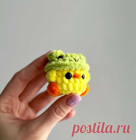 PDF Микро Уточка крючком. FREE crochet pattern; Аmigurumi toy patterns. Амигуруми схемы и описания на русском. Вязаные игрушки и поделки своими руками #amimore - маленький утёнок из плюшевой пряжи, плюшевая уточка в лягушачьей шляпке, утка в шапке лягушонка, птица, птичка.