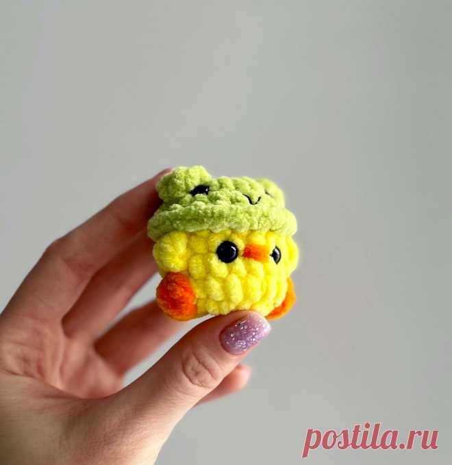 PDF Микро Уточка крючком. FREE crochet pattern; Аmigurumi toy patterns. Амигуруми схемы и описания на русском. Вязаные игрушки и поделки своими руками #amimore - маленький утёнок из плюшевой пряжи, плюшевая уточка в лягушачьей шляпке, утка в шапке лягушонка, птица, птичка.