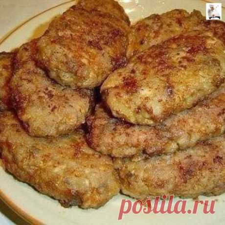 ПОТРЯСАЮЩИЕ КОТЛЕТКИ БЕЗ ГРАММА МЯСА! ОТОРВАТЬСЯ НЕВОЗМОЖНО! 

250 грамм моркови
250 грамм кабачков
1 луковица
1 яйцо
75 грамм манной крупы
250 мл. овощного бульона
Растительное масло
Перец и соль по вкусу
Один острый перчик (не обязательно)
Зубчик чеснока

Для соуса:

100 грамм натурального йогурта 
30 грамм майонеза
Чайная ложка готовой горчицы
Небольшой пучок зеленого лука
Зубчик чеснока
Черный молотый перец

Приготовление:

Лук и чеснок мелко нарезать. Перец разрезать ...