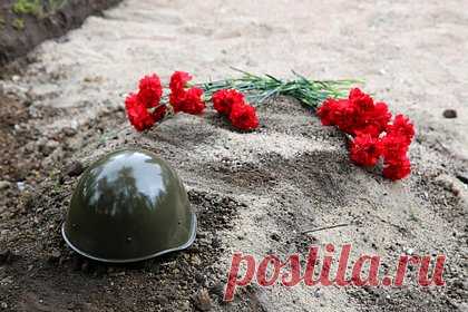Российский военный подорвался на мине на границе с Украиной. Военный из Ростова Великого подорвался на мине в граничащей с Украиной Брянской области. В Военной прокуратуре Ярославской области пояснили, что в результате происшествия также пострадали сослуживцы мужчины. Их доставили в больницу для оказания медицинской помощи. О статусе погибших и раненых военных неизвестно.