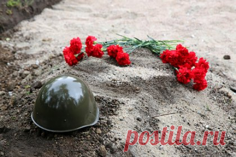 Российский военный подорвался на мине на границе с Украиной. Военный из Ростова Великого подорвался на мине в граничащей с Украиной Брянской области. В Военной прокуратуре Ярославской области пояснили, что в результате происшествия также пострадали сослуживцы мужчины. Их доставили в больницу для оказания медицинской помощи. О статусе погибших и раненых военных неизвестно.