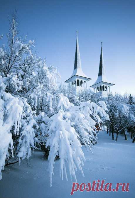 Hateigskirkja in Reykjavik, Iceland | Nieve