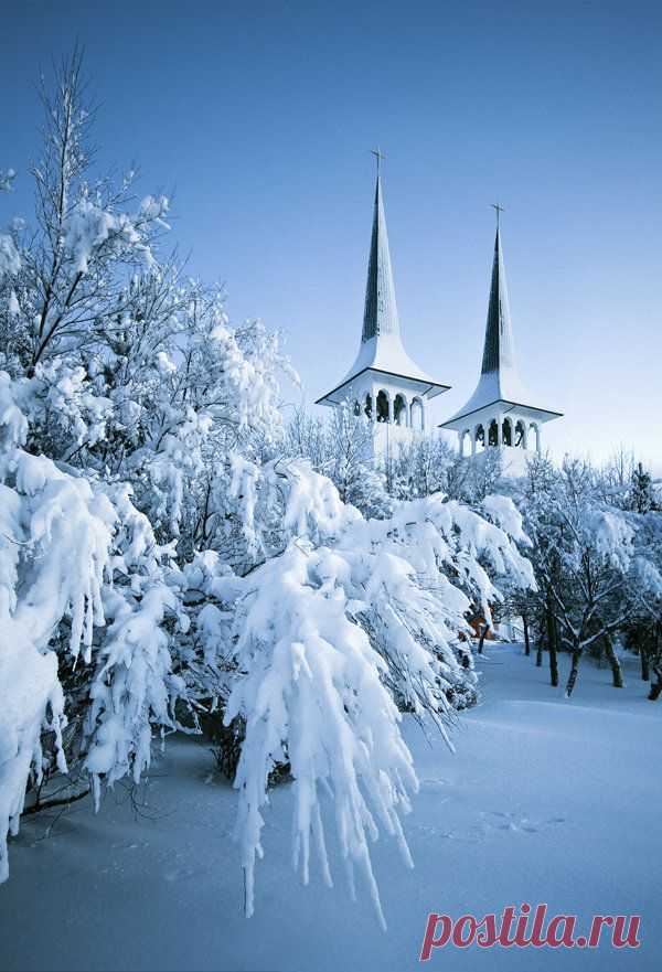 Hateigskirkja in Reykjavik, Iceland | Nieve