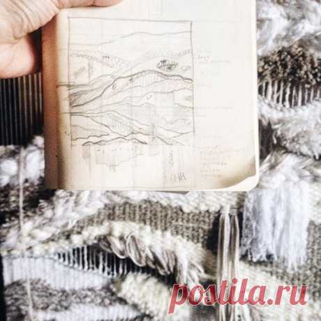 Около месяца назад, когда на улице было белым-бело и сугробы по колено, я задумала сделать большой гобелен, в котором будет множество оттенков белого цвета. Вот такой эскиз я нарисовала тогда, а сейчас он уже почти весь обрёл вещественный ниточный облик)
.
.
.
#nitochki_weaving #гобелен #ниточки  #ткачество #weaving #weavingrussia #tapestry #handmade #handwoven #коврик #декор  #ручнаяработа #шерсть #wool #yarn #фактура #эскиз #рисунок #купитьгобелен #современноеткачество #современныйгобелен