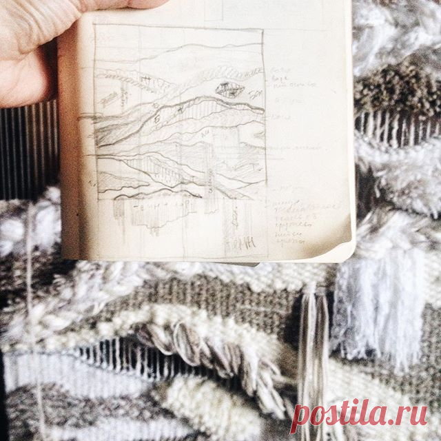 Около месяца назад, когда на улице было белым-бело и сугробы по колено, я задумала сделать большой гобелен, в котором будет множество оттенков белого цвета. Вот такой эскиз я нарисовала тогда, а сейчас он уже почти весь обрёл вещественный ниточный облик)
.
.
.
#nitochki_weaving #гобелен #ниточки  #ткачество #weaving #weavingrussia #tapestry #handmade #handwoven #коврик #декор  #ручнаяработа #шерсть #wool #yarn #фактура #эскиз #рисунок #купитьгобелен #современноеткачество #современныйгобелен