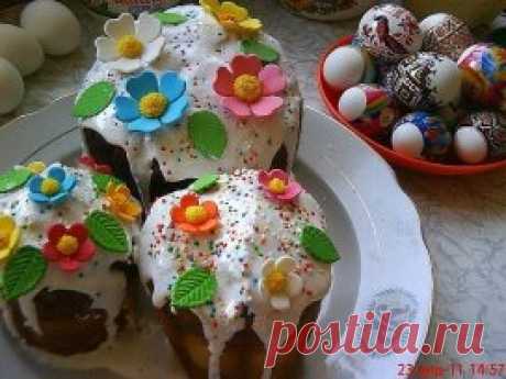 КУЛИЧИ ПАСХАЛЬНЫЕ - 5 вкусных вариантов
1. Кулич классический
1. Молоко разогреть до 38-40 градусов, распустить в нем дрожжи, добавить столовую ложку сахара, 0,5 кг муки, размешать до однородной массы, оставить в тепле.
2. Накрыть миску с опарой полотенцем и оставить в покое на 30 минут. За это время масса вырастет минимум вдвое. Масло вытянуть из холодильника и поставить в тепло, чтобы оно стало совсем мягким.
3. Отделяем желтки, взбиваем в пену с сахаром и солью. Соединяем с опарой. Добавляе