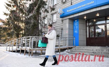 ФНС ввела послабления по долгам на фоне нового подхода к взиманию налогов. ФНС решила не применять принудительное взыскание по отрицательному сальдо на едином налоговом счете, пока не пройдут индивидуальные сверки. В личных кабинетах появлялись предварительные цифры — пока ФНС нашла 454 такие ошибки