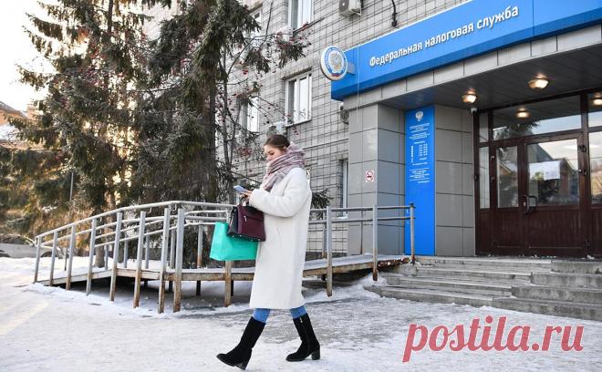 ФНС ввела послабления по долгам на фоне нового подхода к взиманию налогов. ФНС решила не применять принудительное взыскание по отрицательному сальдо на едином налоговом счете, пока не пройдут индивидуальные сверки. В личных кабинетах появлялись предварительные цифры — пока ФНС нашла 454 такие ошибки