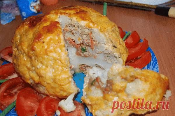 Рецепт фаршированной цветной капусты

Надо взять:
1 кочан цветной капусты,
200 г говядины,
200 г свинины,
2 луковицы,
100 г сыра,
1 яйцо,
1 ч ложка карри,
укроп,
петрушка,
растительное масло,
соль,
перец