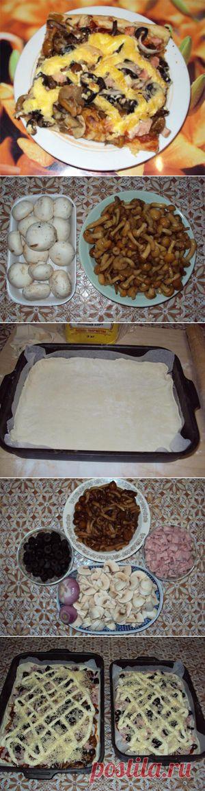 Пицца с грибами, колбасой и сыром из слоеного теста