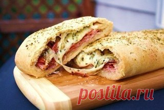 Стромболи (пицца-рулет)

Ингредиенты:

- 250 гр. теста для пиццы
- 1 чашка томатного соуса
- 1,5 чашки моцареллы
- 9 кусочков салями
- 7 кусочков ветчины
- 1 яйцо
- ореган

Для теста:
- 1 чашка теплой воды
- 2 1\4 ч.л. сухих дрожжей
- 1 ст.л. меда или сахара
- 2 ч.л. соли
- 2 ст.л. растительного масла
- 3 чашки муки

Приготовление:

Чтобы приготовить тесто, нужно смешать стакан теплой воды с дрожжами и чайной ложкой сахара. Теперь в эту смесь нужно добавить две ч.л. соли и...