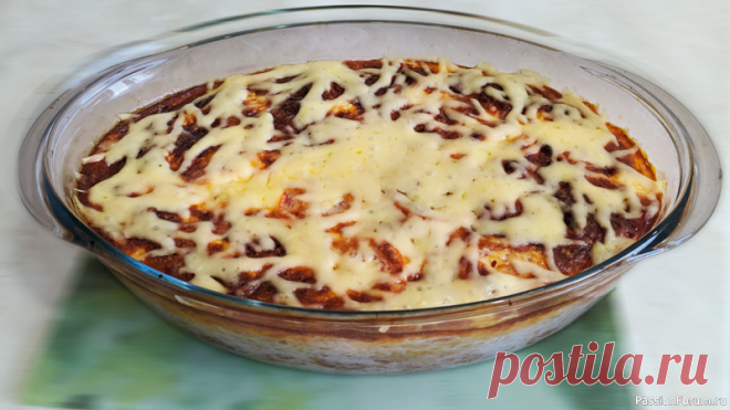 Запеканка из кабачков с фаршем в духовке! | Кулинария Эту запеканку с удовольствием едят капризные дети, которых не накормишь кабачком в обычном виде.Ингредиенты для запеканки:✔ Кабачок - 1 кг✔ Фарш (куриный, свиной) - 500 гр✔ Лук репчатый - 1-2 шт✔ Помидор - 4 шт✔ Сыр - 100 гр✔ Сметана - 100 гр✔ Куриное яйцо - 3 шт✔ Томатная паста - 2 ст.л✔...