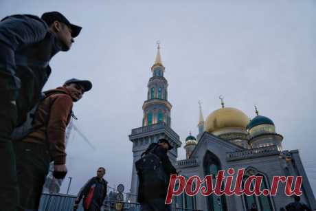 Как мусульмане в Москве встретили Ураза-байрам. Фотографии. В 2024 году один из главных праздников мусульсман — Ураза-байрам, праздник разговения — выпал на 10 апреля. Он отмечается в честь окончания поста в месяц Рамадан. Считается, что праздник установил пророк Мухаммед. Мусульмане Москвы вышли на праздничную молитву. В связи с празднованием Ураза-байрам в районе Московской соборной мечети на Проспекте мира и других мечетей города ограничивали движение транспорта. До 11:00 10 апреля…