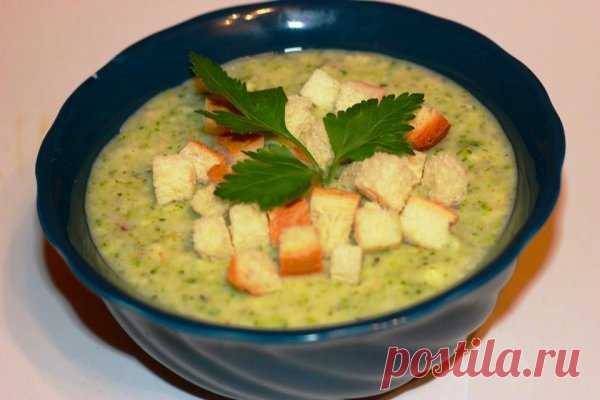 Сливочный суп-пюре с брокколи и картофелем 

Полезный для здоровья зеленый супчик. Специи сделают вкус блюда более насыщенным. 

Ингредиенты: 
Вода 500 мл. 
Брокколи 400 г. 
Сливки 0.5 стакана. 
Картофель 4-5 шт. 
Масло сливочное 2 ст.л. 
Мука 2 ст.л. 
Соль 2 ч.л. 
Асафетида 1 ч.л. 
Кориандр молотый 1 ч.л. 
Сухарики белые по вкусу. 

Способ приготовления: 
1). Очистить клубни картофеля, отварить вместе с капустой брокколи. 

2). Влить в отдельную кастрюлю сливки, добавить ...