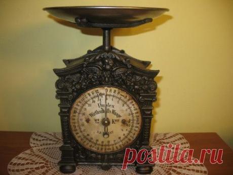 Старинные весы 
Электрические весы с чугуна. Также весы имеют очень красивый декор. Мощность -12 кг, с одной стороны, и 2 кг с другой.
Сделаны в Германии в начале ХХ века. Металлические диски окрашенные.