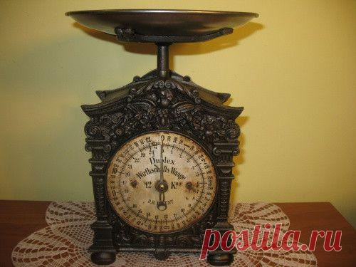 Старинные весы 
Электрические весы с чугуна. Также весы имеют очень красивый декор. Мощность -12 кг, с одной стороны, и 2 кг с другой.
Сделаны в Германии в начале ХХ века. Металлические диски окрашенные.