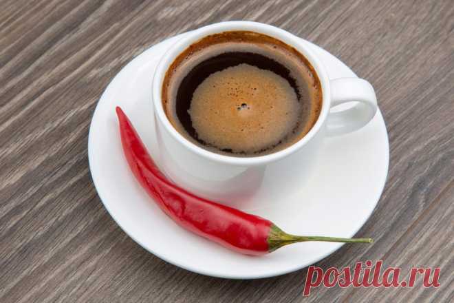 Жгучий кофе с кардамоном и перцем Этот необычный напиток точно взбодрит и согреет.