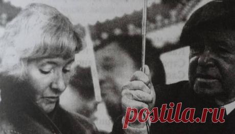 «Мне милее и дороже человека нигде не сыскать…»: Юлия Друнина и Алексей Каплер 
Теперь не умирают от любви —насмешливая трезвая эпоха.Лишь падает гемоглобин в крови,лишь без причины человеку плохо.Теперь не умирают от любви —лишь сердце что-то барахлит ночами.Но «неотложку», мам…