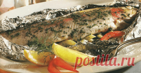Įdomiau keptas upėtakis - www.valgo.me Receptai | Lengvi receptai tiems, kurie tingi virti. Įvairūs pyragai, salotos, viskas labai nesudėtinga Kitoks kepto upėtakio receptas. Kepti reikia orkaitėje 180 laipsnių temperatūroje. Su alyvuogėmis, kiaušiniais ir petražolėmis. Pasigamink