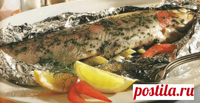 Įdomiau keptas upėtakis - www.valgo.me Receptai | Lengvi receptai tiems, kurie tingi virti. Įvairūs pyragai, salotos, viskas labai nesudėtinga Kitoks kepto upėtakio receptas. Kepti reikia orkaitėje 180 laipsnių temperatūroje. Su alyvuogėmis, kiaušiniais ir petražolėmis. Pasigamink