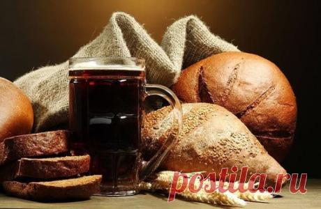 Домашний квас
Делаем квас своими руками - рецепт еще "советский" - проверенный.
Полбуханки ржаного хлеба(любого);
3 литра кипяченой воды;
полпачки (25-30 грамм) сухих дрожжей;
полстакана (125 грамм) сахара;
изюм.
Режем хлеб на кусочки и обжариваем на противине в духовке до румяной корочки. Вернее сушим, потому как без масла. Заливаем корочки кипятком в 3-х литровой банке и ждем остывания до температуры 36-38 градусов. После остывания добавляем половину приготовленного сахара и дрожжи