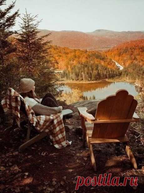 Есть люди, которые взглядами лечат,
слова у которых - святая вода.
Есть люди с-сердцами-как-яркие-свечи:
теплом согревают других в холода.

Есть люди, чья жизнь - календарные числа:
повинность, работа, заботы мешки.
Есть те, чья душа - это кладези смысла,
а есть и другие - ночные горшки.

Мне часто встречаются люди-как-спицы:
стальные и острые, резкие зря.
Всё реже я вижу похожих на птицу,
и вовсе уж мало таких, как моря.

На лавках - сопящие люди-бутылки,
согретые спиртом...