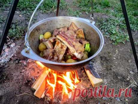 Рагу - шашлык в казане - БУДЕТ ВКУСНО! - медиаплатформа МирТесен Мечта сбылась, готовлю на туристической треноге! На костре, в казане! Рецепт находка для большой и дружной компании, накормим всех! Подготовку начнем за несколько часов до прихода гостей. Много лука порезанного перьями солим, перчим и приправляем кориандром. Хорошо помнем, что бы лук выделил сок и