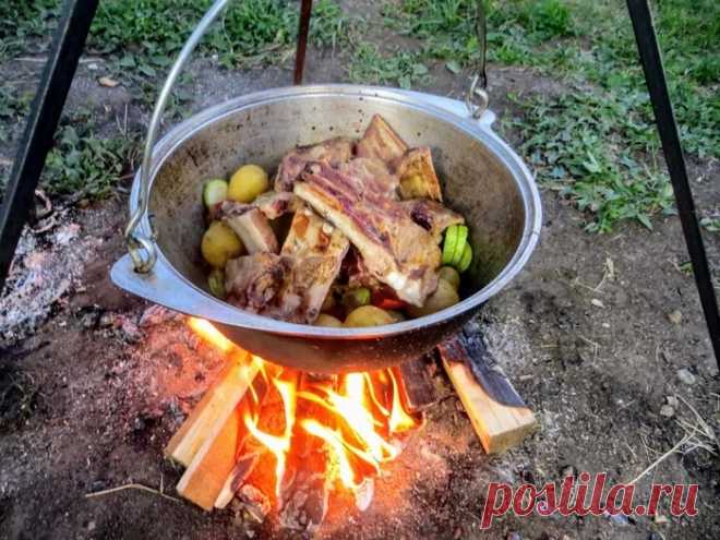 Рагу - шашлык в казане - БУДЕТ ВКУСНО! - медиаплатформа МирТесен Мечта сбылась, готовлю на туристической треноге! На костре, в казане! Рецепт находка для большой и дружной компании, накормим всех! Подготовку начнем за несколько часов до прихода гостей. Много лука порезанного перьями солим, перчим и приправляем кориандром. Хорошо помнем, что бы лук выделил сок и