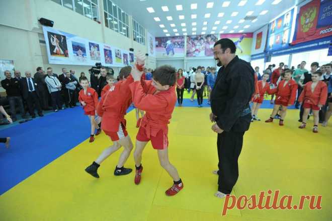 Facebook
Самбо - вид спорта, не похожий ни на что другое. Изобретённый в Советском Союзе этот стиль боевых единоборств давно признан одним из самых эффективных на планете. Как появилось самбо - «самооборона без оружия» - рассказывает Степан Чаушьян: http://www.aif.ru/sport/other/1382541

Фото: Стивен Сигал с воспитанниками московской спортивной школы / globallookpress