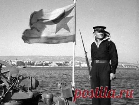 Освобождение Николаева. 55 морпехов против 700 фашистов. 
В марте 1944 года 55 морпехов под командованием старшего лейтенанта Константина Ольшанского ради освобождения Николаева вступили в бой с 700 фашистами, вызвав огонь противника на себя. И победили. 
Отвлекающий маневр 
В марте 1944 года войска 3-го Украинского фронта в результате Березнеговато-Снигиревской операции вплотную подошли к Николаеву. 
Получив задачу на освобождение города, командующий 28-й армией генерал-лейтенант Алексей Гр