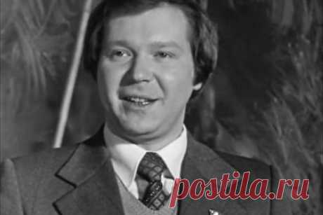 Актер из фильма «Кин-дза-дза!» умер в новогоднюю ночь. В Москве в новогоднюю ночь на 72-м году жизни умер советский и российский актер Михаил Бычков, известный по роли в фильме «Кин-дза-дза!». Как рассказал сын Бычкова, отец с супругой пришли к нему праздновать Новый год — они живут в соседних подъездах дома на Дмитровском шоссе.