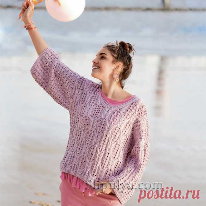 Свободный пуловер связан спицами сочетанием узора с «косами» и сквозного узора и хлопка с модалом розового цвета.