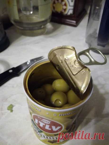 Я знаю, как из банки оливок или маслин приготовить аппетитную и оригинальную закуску, которая точно украсит новогодний стол. Если вы хотите удивить гостей, тогда не ставьте их просто в тарелочке. Я предлагаю последовать моему примеру.