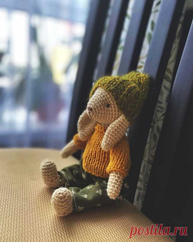 PDF Пасхальный кроль крючком. FREE crochet pattern; Аmigurumi animal patterns. Амигуруми схемы и описания на русском. Вязаные игрушки и поделки своими руками #amimore - заяц, зайчик, пасхальный кролик, зайчонок, зайка, крольчонок к Пасхе.