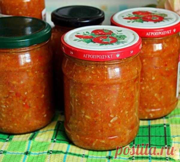 КАБАЧКОВАЯ АДЖИКА - очень вкусная!

Ингредиенты:
- 5 кг кабачков
- 200 грамм чеснока
- 1 кг сладкого красного перца ( желательно крупного и сочного)
- 500 грамм горького перца
- 1 кг яблок
- 1 кг моркови
- 0,5 л растительного масла
- 5 столовых ложки 6% уксуса
- 3 пучка зелени (петрушка – 2, укроп -1)
- 150-200 грамм сахара
- 100 грамм соли

Очистить перец и чеснок, пропустить через мясорубку.
Помыть кабачки и пропустить через мясорубку 2 раза.
Перемолоть горький перец.
Че...
