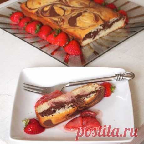 Воздушный мраморный пирог с клубничным соусом