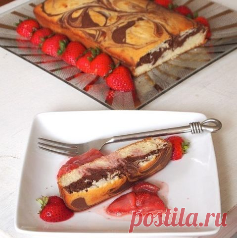 Воздушный мраморный пирог с клубничным соусом
