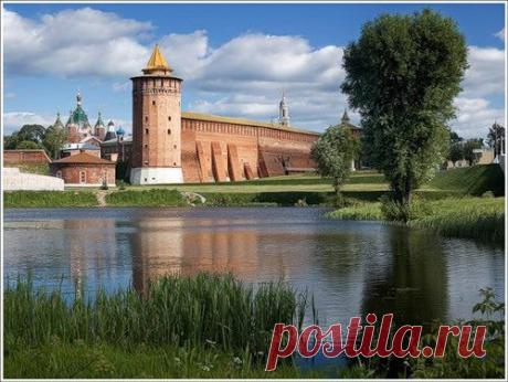 8 архитектурных шедевров Подмосковья
Идеи для культурного отдыха на выходные дни.
4. Коломенский кремль
Одна из самых больших и мощных крепостей своего времени. По некоторым данным, его строительством руководили итальянские архитекторы, которые принимали участие в возведении стен и башен Московского кремля. К сожалению, время кремль не пощадило - от крепости остались только несколько башен и пара фрагментов крепостных стен.