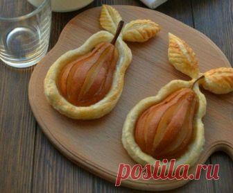 Груши в слойке 

Ингредиенты: 
-Груша - 2 шт. 
-Тесто слоеное - 200 г 
-Сахар тростниковый - 30 г 
-Яйца куриные - 1 шт. 

Приготовление: 
1. Спелую сладкую грушу разрезать пополам, удалить сердцевину. Сверху сделать полоски-надрезы. 
2. Готовое слоеное тесто слегка раскатать, положить сверху грушу и вырезать ножом лишнее, отступив полтора сантиметра от края груши. Смазать тесто взбитым со щепоткой сахара яйцом. Посыпать тесто и грушу (в надрезы) тростниковым сахаром. 
3. ...