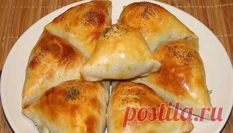 Cамса — те же печеные пирожки, но с неповторимым восточным вкусом и ароматом Ингредиенты:
— Мука 4 стакана
— Маргарин 150 гр.
— 1+1 яйцо
— 1 стакан сметаны
— Сода гашенная эссенцией 0,5 ч. ложки
— Мясной фарш свинина+говядина 500 гр.
— Лук репчатый 3 шт.
— Соль, перец
— Зелень
Приготовление:
Приготовить фарш, мясо брать пожирнее и лука побольше. В фарш нарезать зелень положить душистый перец, соль, всё перемешать до однородной массы.

Тесто. Согретый при комнатной температ...