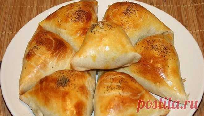 Cамса — те же печеные пирожки, но с неповторимым восточным вкусом и ароматом Ингредиенты:
— Мука 4 стакана
— Маргарин 150 гр.
— 1+1 яйцо
— 1 стакан сметаны
— Сода гашенная эссенцией 0,5 ч. ложки
— Мясной фарш свинина+говядина 500 гр.
— Лук репчатый 3 шт.
— Соль, перец
— Зелень
Приготовление:
Приготовить фарш, мясо брать пожирнее и лука побольше. В фарш нарезать зелень положить душистый перец, соль, всё перемешать до однородной массы.

Тесто. Согретый при комнатной температ...
