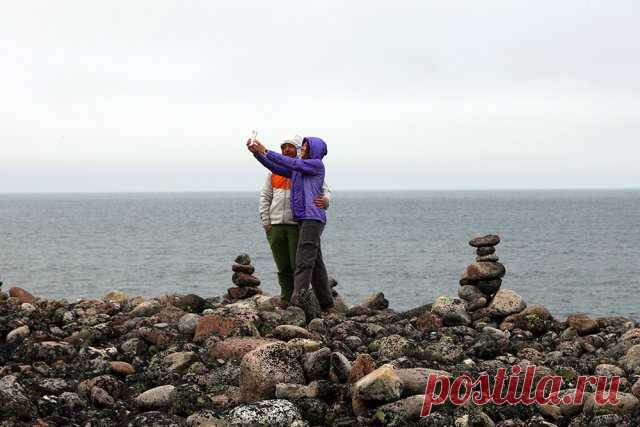 Село Териберка в Мурманской области. Село Териберка расположено на Мурманском берегу Кольского полуострова в устье одноимённой реки, при впадении её в губу Териберскую Баренцева моря.