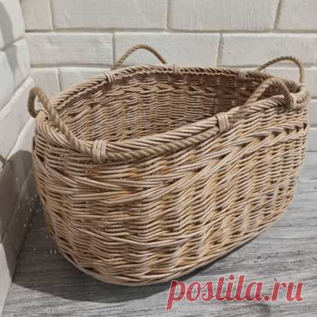 У вас бывает такое, плетешь, плетешь, точно знаешь чего ты хочешь,,, но когда изделие готова- бац и ты перегорела, стопор, и задаёшь себе вопрос,, чего же я хотела?
Признаюсь честно, я так и не научилась рисовать наброски на бумаге, все держу в голове . Но не в этом случае. Так сложилось что корзину эту я плела без формы и так увлеклась что забыла чего и хотела, куды ручки то мне приделать???? - в голове сидели вот такие вопросы.. Но на помощь пришла моя интернетовская под...