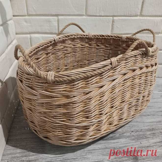 У вас бывает такое, плетешь, плетешь, точно знаешь чего ты хочешь,,, но когда изделие готова- бац и ты перегорела, стопор, и задаёшь себе вопрос,, чего же я хотела?
Признаюсь честно, я так и не научилась рисовать наброски на бумаге, все держу в голове . Но не в этом случае. Так сложилось что корзину эту я плела без формы и так увлеклась что забыла чего и хотела, куды ручки то мне приделать???? - в голове сидели вот такие вопросы.. Но на помощь пришла моя интернетовская под...