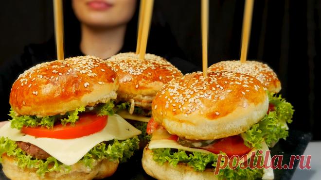 Если приготовить бургер дома из натуральных и свежих продуктов, то фаст-фуд превратится не только во вкусную, но еще и полезную еду. Пышная мягкая булочка, сочная котлета, соус.
Мммм... это очень вкусно!!!