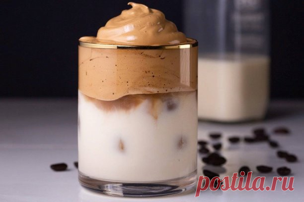 Лучшие кофейные рецепты

 Кофе Дальгона (Dalgona coffee)
Холодный молочный напиток родом из Южной Кореи на основе растворимого кофе, сахара, горячей воды и молока. Для настоящих кофеманов!
Дальгона-кофе появился в Южной Корее, и считается, что он появился благодаря одноименной карамели, которая вкусом и цветом совпадает с тем самым кофейным муссом. Особую популярность напиток набрал во время эпидемии коронавируса, чтобы истинные кофеманы могли в домашних условиях насладить...