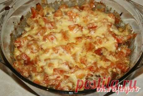 Куриная печень по- милански.

Ингредиенты:

●600 г куриной печени
●150 г твердого сыра
●2 помидора(~200 г)
●1 луковица(~150 г)
●3-4 зубчика чеснока, зелень
●Соль, молотый черный перец

Приготовление:

Порезанную кубиками луковицу пассеровать на масле,добавить печень, разрезанную на 2-3 части и жарить
около 7 минут, помешивая.
Печень выложить в форму для запекания,посолить, поперчить,посыпать измельченной зеленью и чесноком,
сверху выложить слоем нарезанные кубиками помидор...