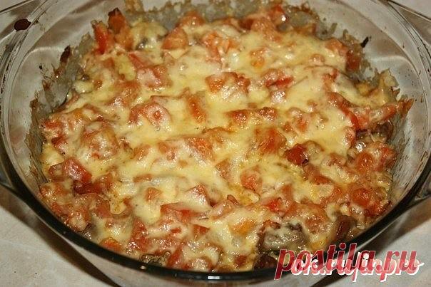 Куриная печень по- милански.

Ингредиенты:

●600 г куриной печени
●150 г твердого сыра
●2 помидора(~200 г)
●1 луковица(~150 г)
●3-4 зубчика чеснока, зелень
●Соль, молотый черный перец

Приготовление:

Порезанную кубиками луковицу пассеровать на масле,добавить печень, разрезанную на 2-3 части и жарить
около 7 минут, помешивая.
Печень выложить в форму для запекания,посолить, поперчить,посыпать измельченной зеленью и чесноком,
сверху выложить слоем нарезанные кубиками помидор...