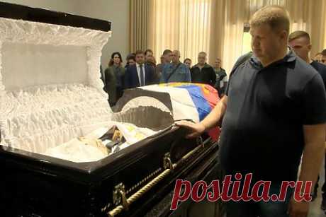 Погибшего при подрыве машины Прилепина водителя наградили орденом. Александра Шубина, погибшего при подрыве машины писателя и военнослужащего Захара Прилепина, наградили Орденом Мужества. Взрыв автомобиля Audi Q7, в котором находился Прилепин, произошел 6 мая около деревни Пионерское, расположенной примерно в 30 километрах от города Бор.